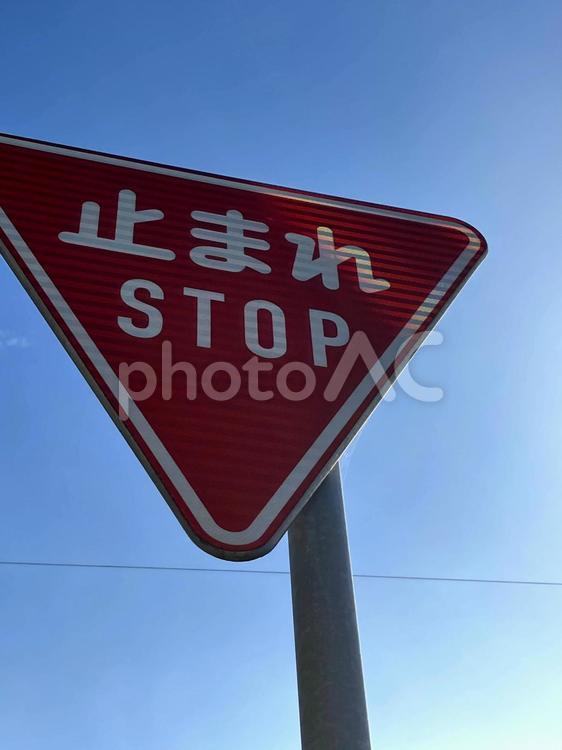 止まれの道路標識 道路標識,止まれ,運転の写真素材