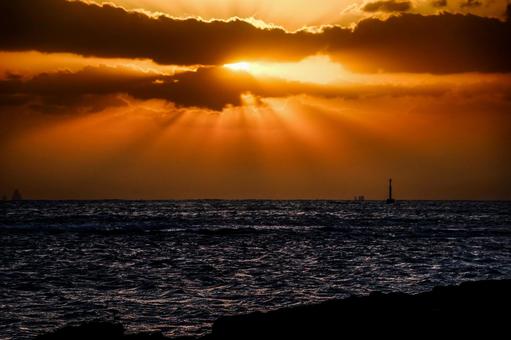 <五島の風景>夕暮れの海に降る天使の梯子 <五島の風景>夕暮れの海に降る天使の梯子 海,空,天使の梯子の写真素材