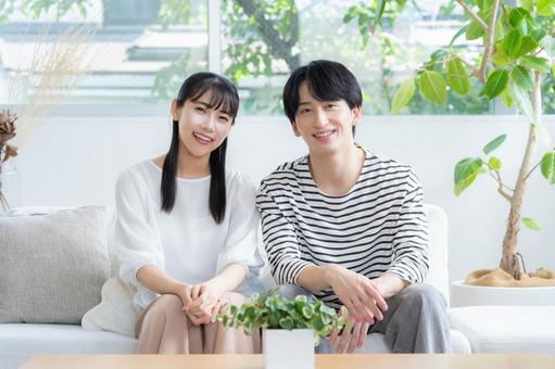 リビングでくつろぐ若いカップル 夫婦,カップル,リビングの写真素材