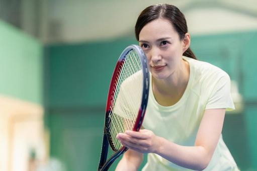 スポーツジムでテニスをする若い女性 テニス,テニススクール,スポーツジムの写真素材