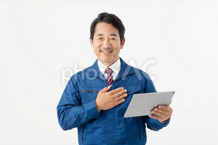 タブレットを持つミドルの男性エンジニア エンジニア,作業服,タブレットの写真素材