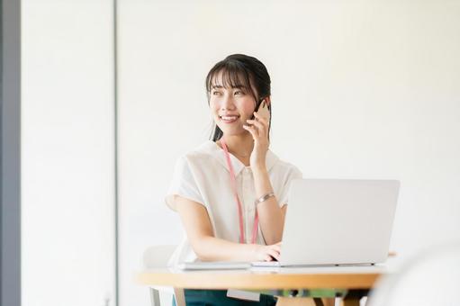 オフィスで働く若いビジネスウーマン オフィスで働く若いビジネスウーマンの写真