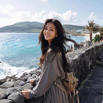 海辺で輝く笑顔の美しい女性 海辺で輝く笑顔の美しい女性の写真