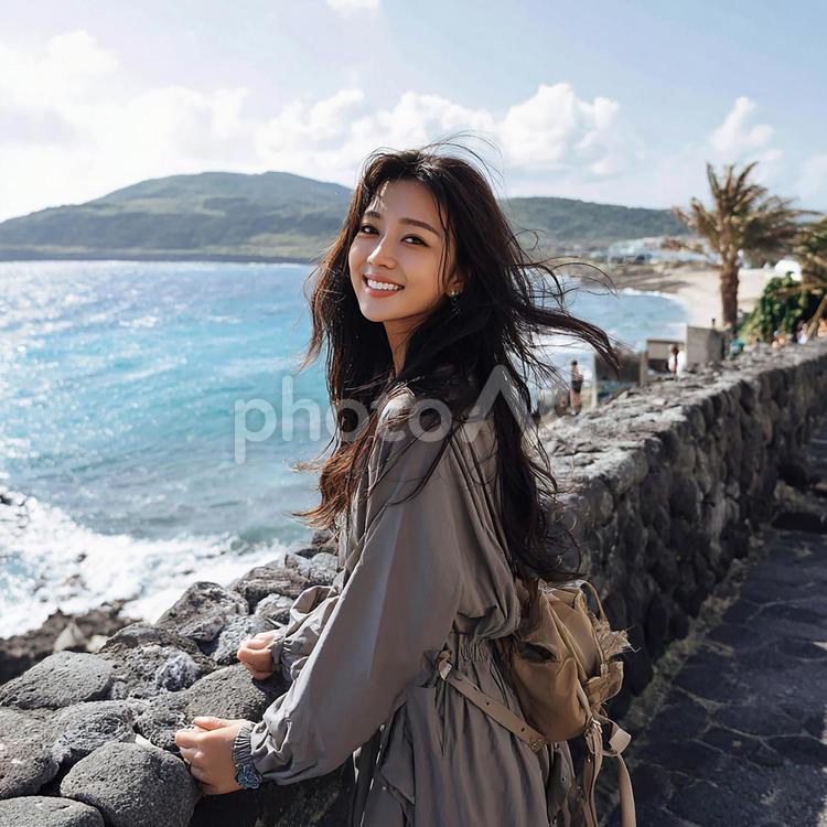 海辺で輝く笑顔の美しい女性 女性,笑顔,自然の写真素材