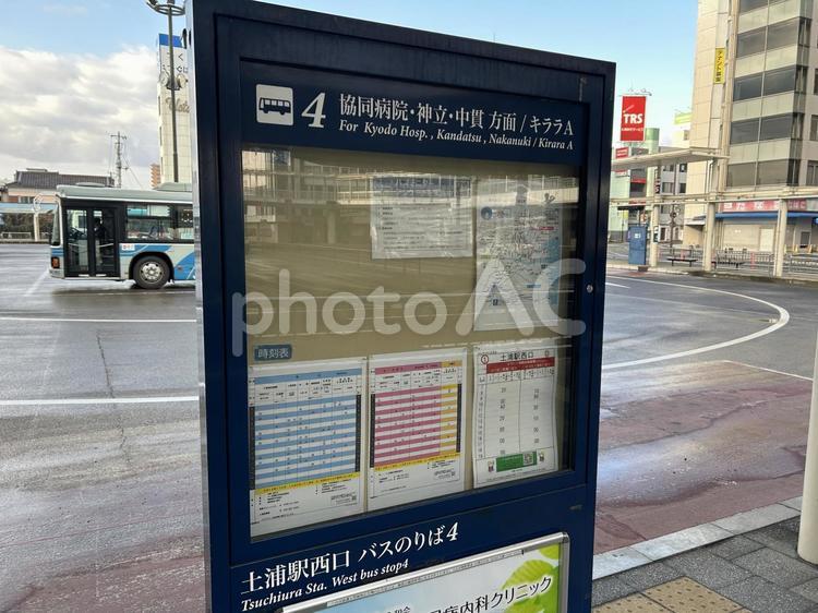 土浦駅西口バス停　4番乗り場　時刻表 バス,路線バス,土浦駅の写真素材