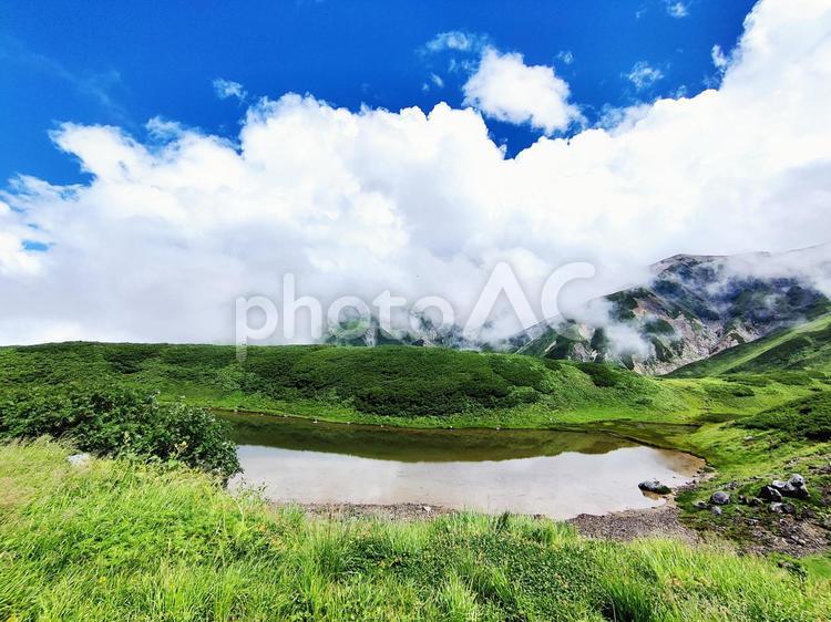 山岳の神秘的な池塘 池塘,山,自然の写真素材