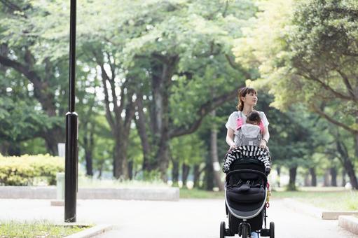 母親　育児 女性,人物,日本人の写真素材
