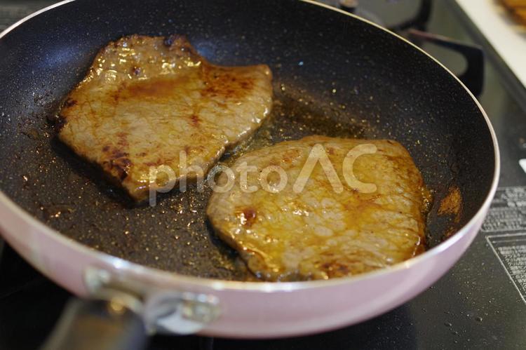 ステーキを焼いているところ 牛肉,赤身,食事の写真素材