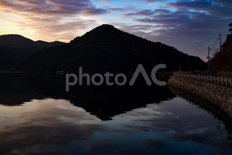 ＜五島の風景＞夜明けの太陽と海 風景,空,海の写真素材