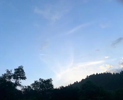晴れ間と夕焼けが溶け合う空 晴れ間と夕焼けが溶け合う空の写真