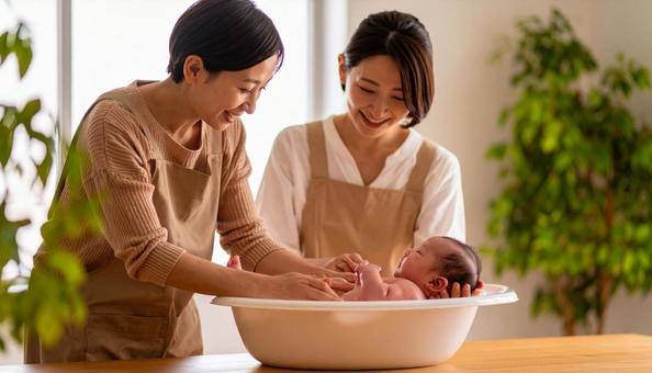 助産師がお母さんに赤ん坊の沐浴方法を指導 助産師がお母さんに赤ん坊の沐浴方法を指導の写真