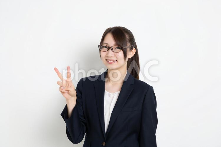 笑顔で指を２本立てているメガネのビジネスウーマン 女,女性,日本人の写真素材