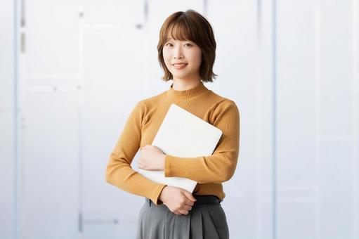 パソコンを持つ女性・ビジネスウーマン 女性,パソコン,笑顔の写真素材