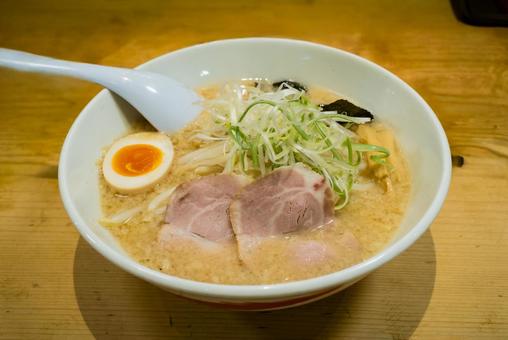 背脂たっぷり豚骨ラーメン 背脂たっぷり豚骨ラーメンの写真