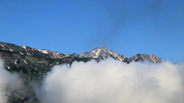 夏の白馬鑓ヶ岳と杓子岳を望む 夏の白馬鑓ヶ岳と杓子岳を望む 北アルプス,夏山,トレッキングの写真素材