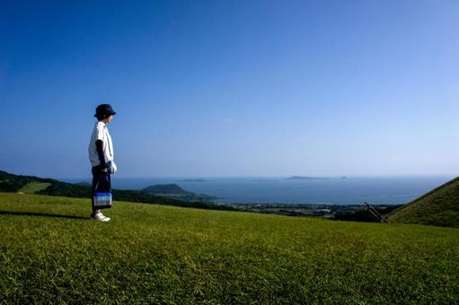 ＜素材＞家族旅行で秋の山に登る女性 女性,山登り,空の写真素材