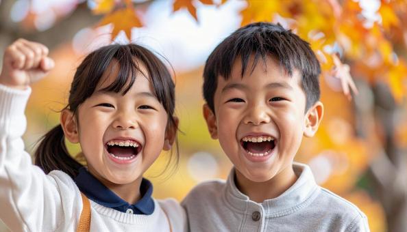 紅葉のなかで遊ぶ子供たちの写真