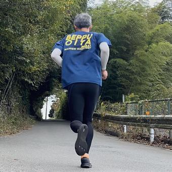 坂道をランニングする男性 男性,男,走るの写真素材