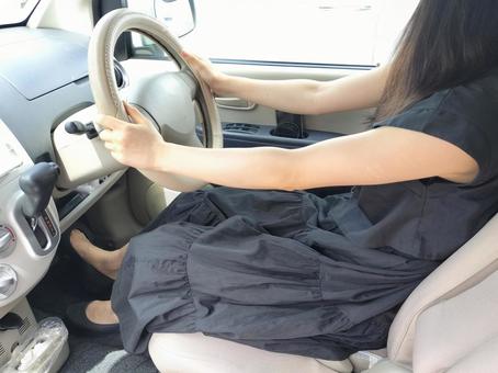 シートベルト無し 女性ドライバー・運転 シートベルト無し 女性ドライバー・運転 ドライブ,ドライバー,運転手の写真素材