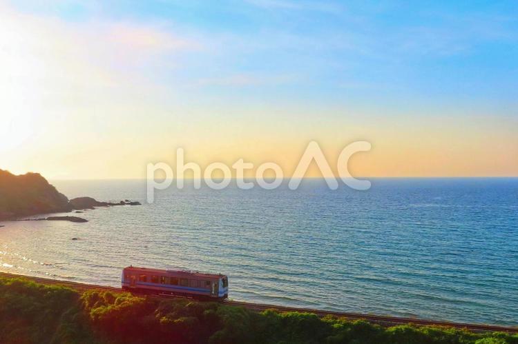 【島根県】海岸線を走る山陰本線 海岸線,海,風景の写真素材