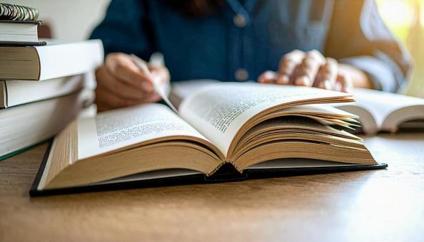 読書イメージ　見開きと積み重なる本の写真