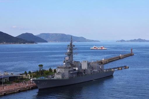 9月下旬の高松港の係留中の護衛艦いなづま 9月下旬の高松港の係留中の護衛艦いなづまの写真