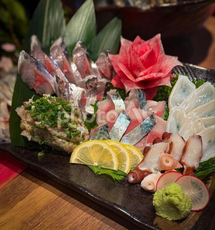 新鮮な刺身盛り合わせと華やかな飾り付け 刺身,盛り合わせ,海鮮の写真素材