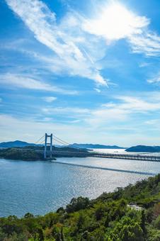 鷲羽山展望台から見る逆光の下津井瀬戸大橋 瀬戸大橋,橋,海の写真素材
