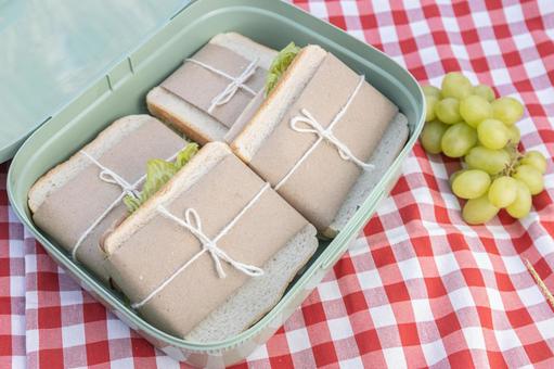 ランチボックスに入ったおしゃれなパン サンドイッチ,ぶどう,ランチボックスの写真素材