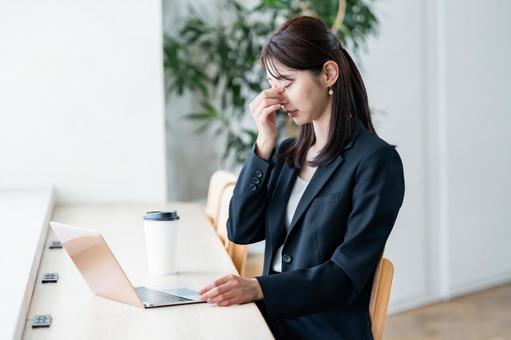 目をおさえる女性 目をおさえる女性 疲労,目,疲れるの写真素材