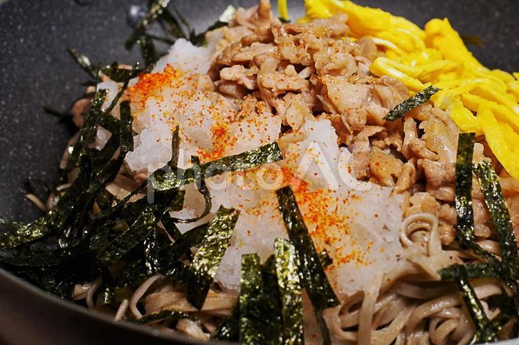 日本ソバの焼きそば 七味唐辛子,刻み海苔,大根おろしの写真素材