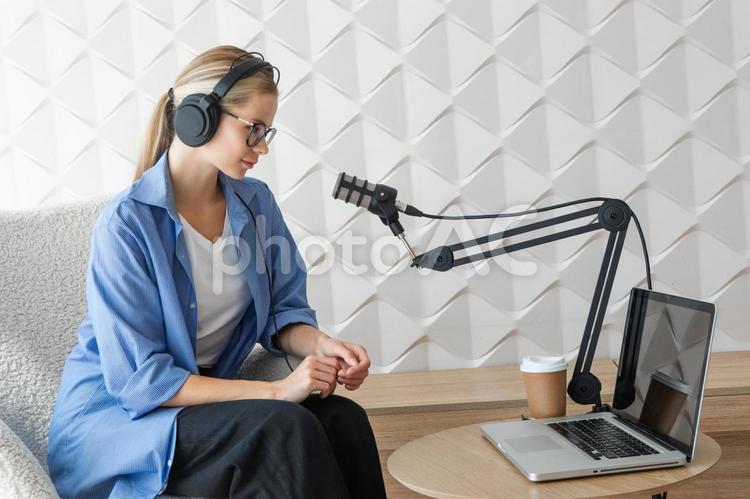 真剣な顔でパソコンを見る女性 女性,真剣,横向きの写真素材