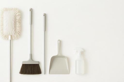 整然と並ぶ掃除道具 整然と並ぶ掃除道具の写真
