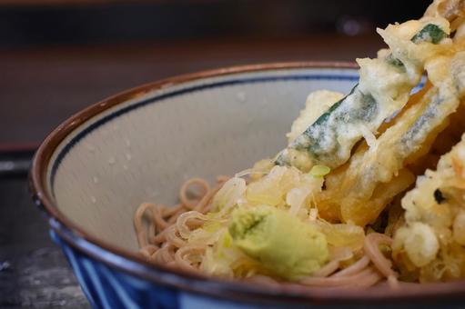 飲食店の野菜天ぷらぶっかけそば 飲食店の野菜天ぷらぶっかけそばの写真