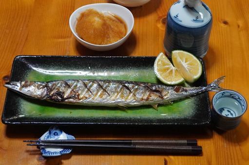 秋刀魚の塩焼きと日本酒で晩酌 秋刀魚の塩焼きと日本酒で晩酌の写真