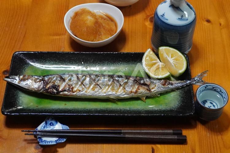 秋刀魚の塩焼きと日本酒で晩酌 秋刀魚,塩焼き,晩酌の写真素材