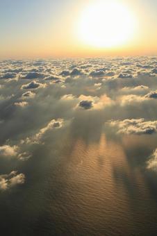 空と雲と太陽 空と雲と太陽 航空写真,夕陽,太陽の写真素材
