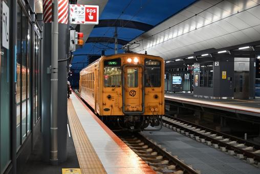始発の予讃線 タラコ色,線路,列車の写真素材