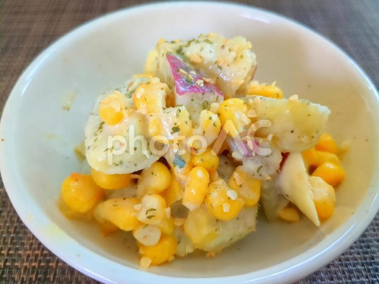 お芋とコーンのサラダ 芋,コーン,サラダの写真素材