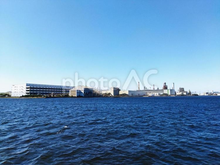 海から見た京浜運河の風景 京浜運河,工業地帯,工場地帯の写真素材