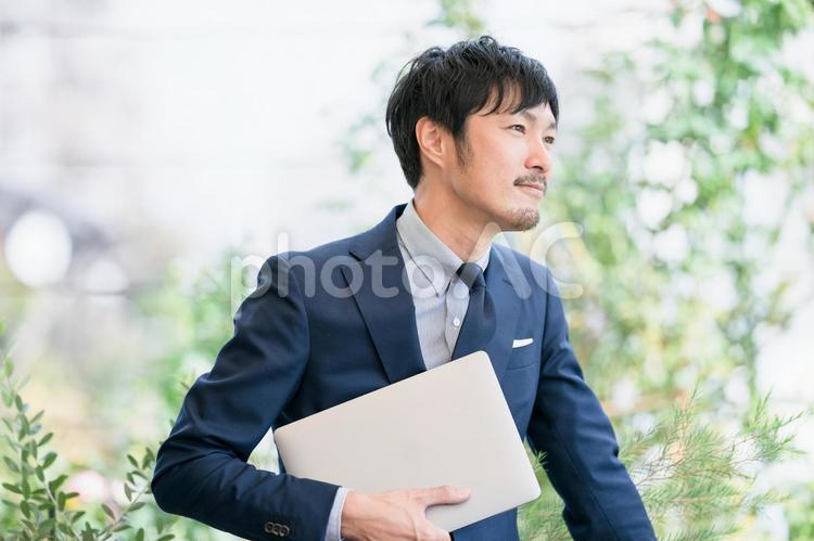 パソコンと緑とスーツの男性 人物,ビジネス,男性の写真素材
