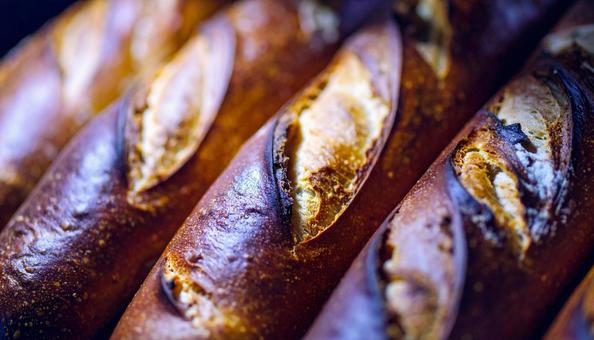 店頭で売られているフランスパン 店頭で売られているフランスパンの写真