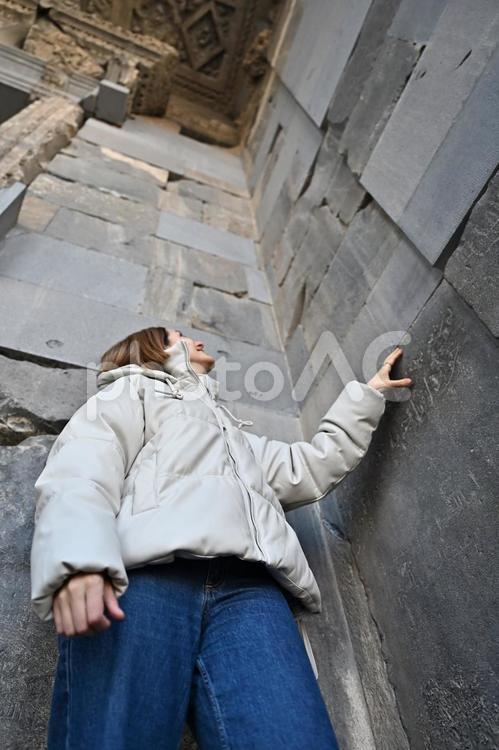 古代遺跡と美しい欧米人女性のポートレート 欧米人,美女,デートの写真素材