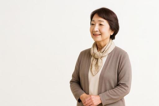 スカーフを巻いて微笑む中年女性 スカーフを巻いて微笑む中年女性の写真