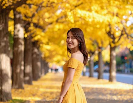 ストリートスナップ・イチョウ並木の彼女 ストリートスナップ・イチョウ並木の彼女の写真