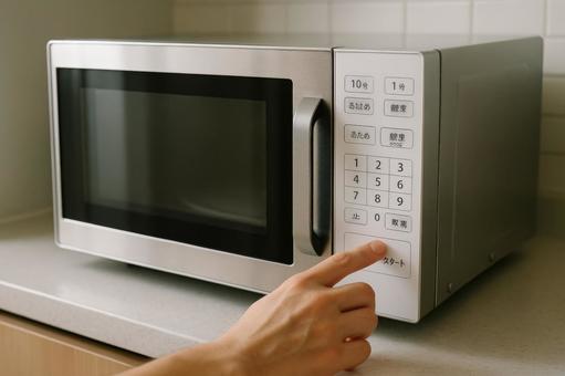 電子レンジを操作する手元 電子レンジを操作する手元の写真