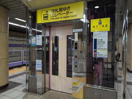 東京メトロのエレベーター エレベーター,駅,乗り物の写真素材