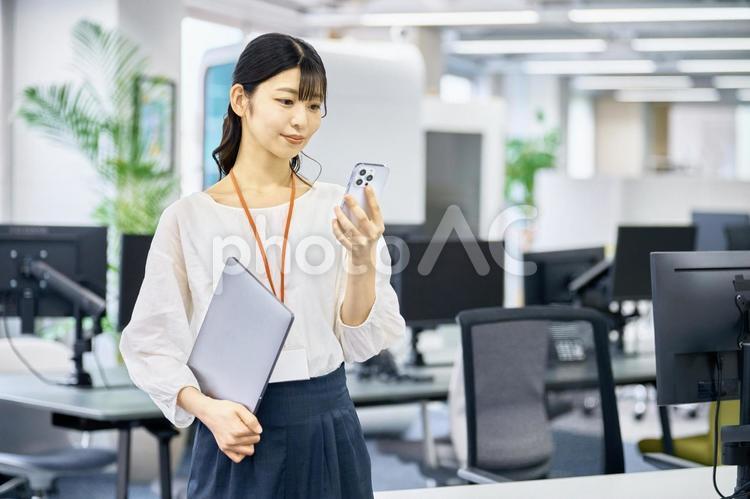 スマホ　パソコン　ビジネスウーマン　仕事 ビジネスウーマン,スマホ,ノートパソコンの写真素材