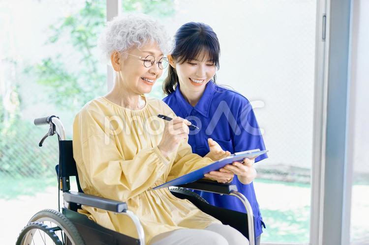 介護士と高齢者　訪問介護　車いす 訪問介護,介護,高齢の写真素材