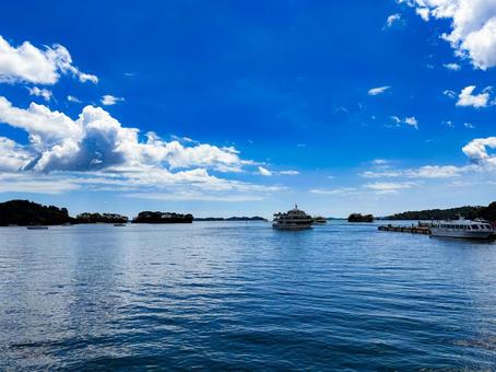 松島湾の遊覧船と青い海 松島湾の遊覧船と青い海 松島,遊覧船,松島湾の写真素材